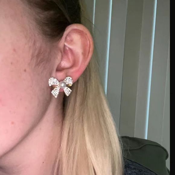 🎀 Elegant Sparkling Gold Tone Pearl Bowknot Earrings💖 - Picture 2 of 10